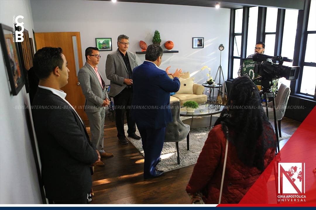 El Apóstol Naasón Joaquín deja su bendición en la iglesia de Portland, class=