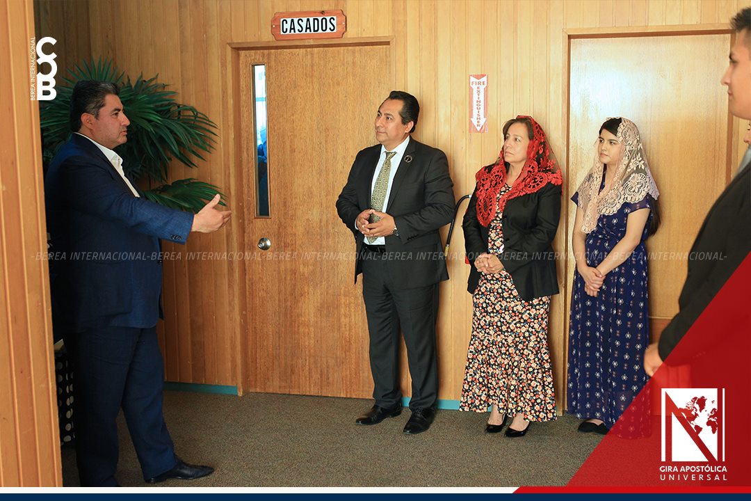 El Apóstol Naasón Joaquín deja su bendición en la iglesia de Portland, class=