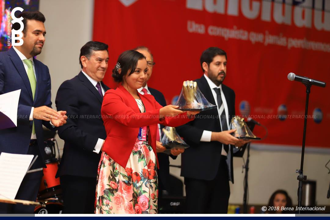 Vuelca el Amor de lo Alto hacia su pueblo el Apóstol Naasón class=