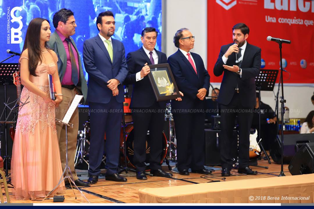 Vuelca el Amor de lo Alto hacia su pueblo el Apóstol Naasón class=