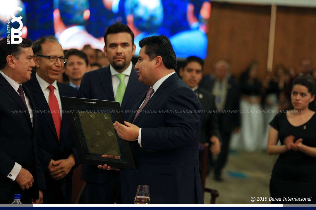 Vuelca el Amor de lo Alto hacia su pueblo el Apóstol Naasón class=