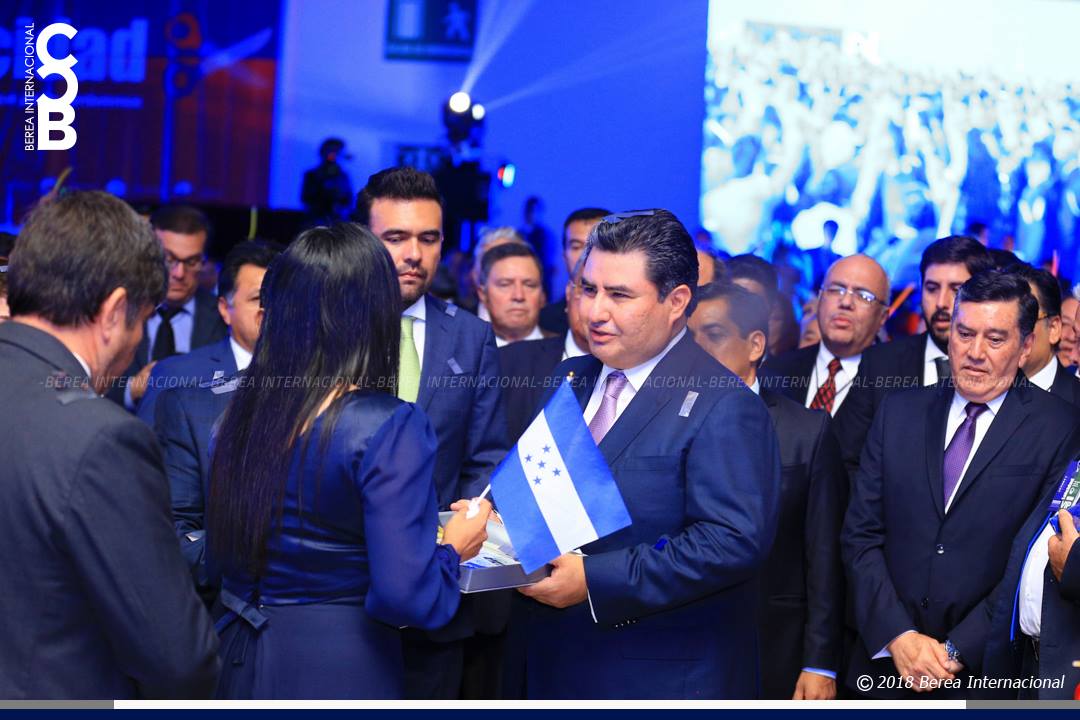 Vuelca el Amor de lo Alto hacia su pueblo el Apóstol Naasón class=