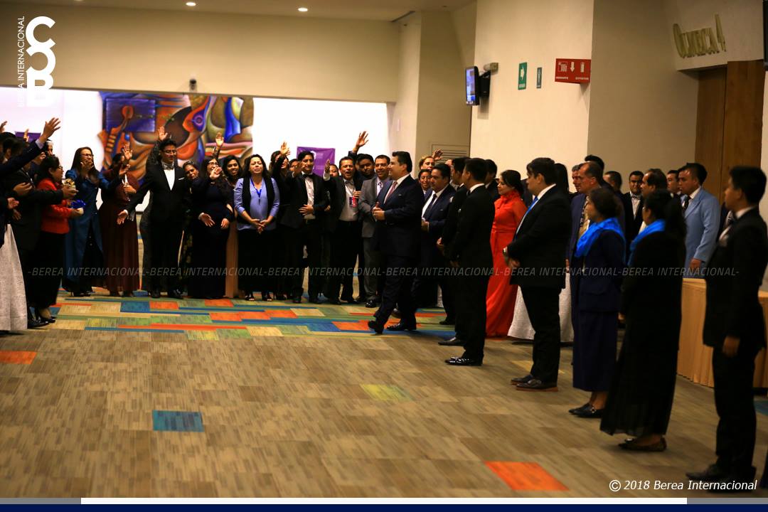 Vuelca el Amor de lo Alto hacia su pueblo el Apóstol Naasón class=