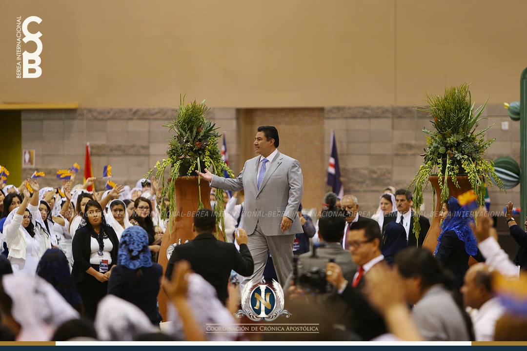 Presentación del Apóstol Naasón Joaquín García en Phoenix, class=