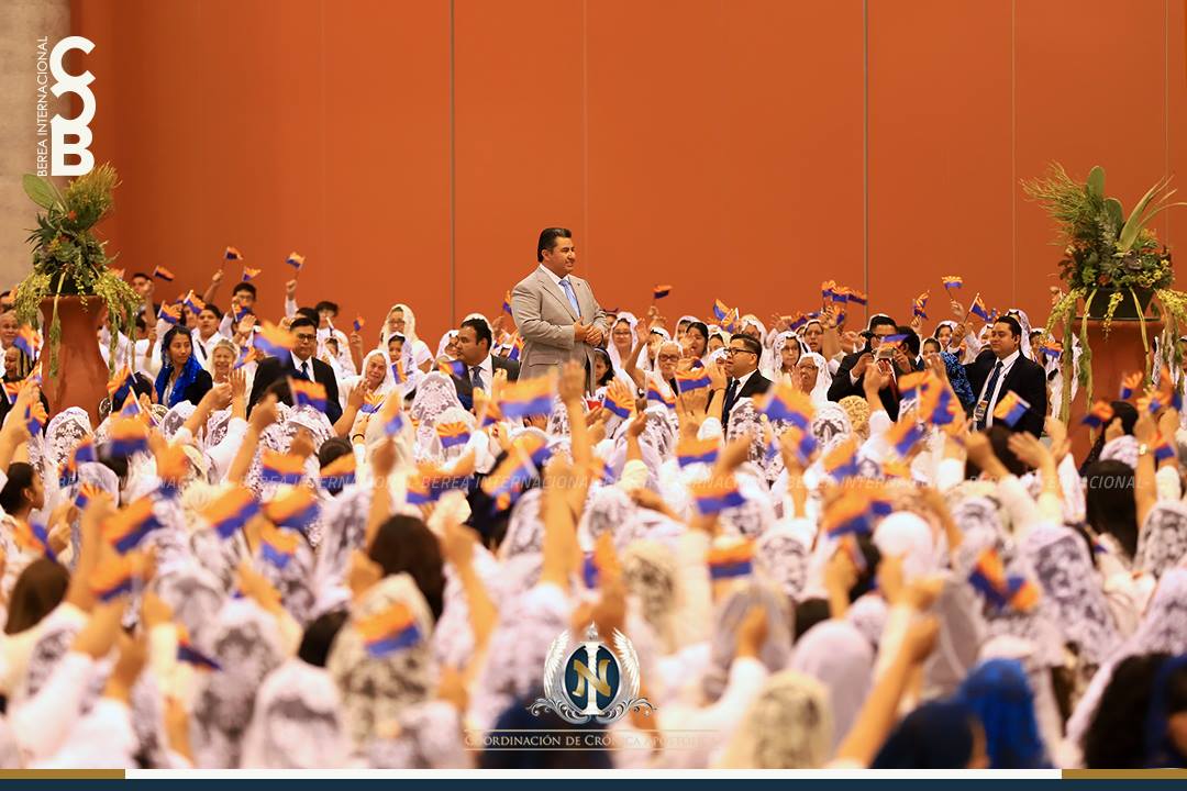 Presentación del Apóstol Naasón Joaquín García en Phoenix, class=