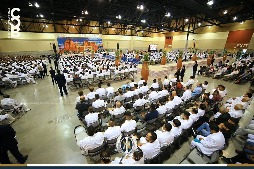 Presentación del Apóstol Naasón Joaquín García en Phoenix, class=