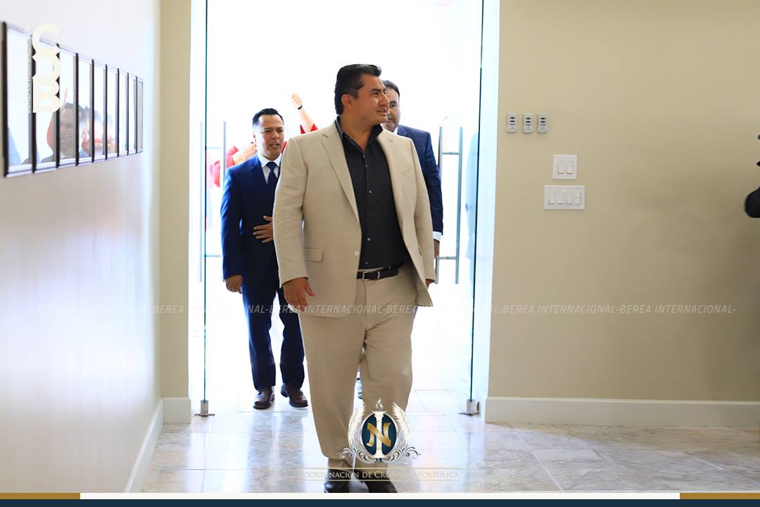 El Apóstol Naasón Joaquín visita la Iglesia de Avondale, class=