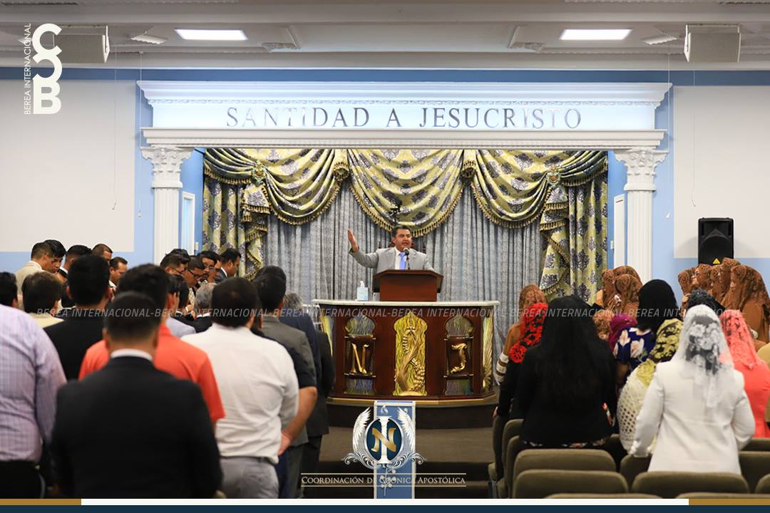 Apóstol Naasón Joaquín García en Phoenix, class=