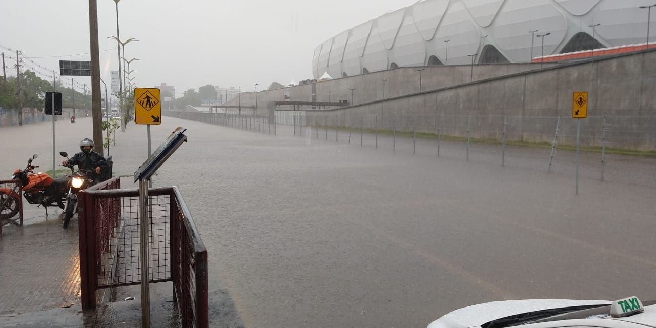 Forte chuva deixa 140 mil pessoas sem energia em Manaus