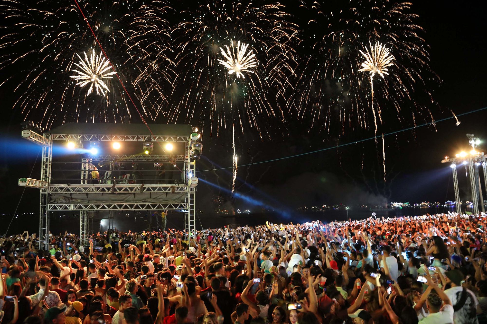 Ponta Negra reúne mais de 200 mil pessoas no Réveillon