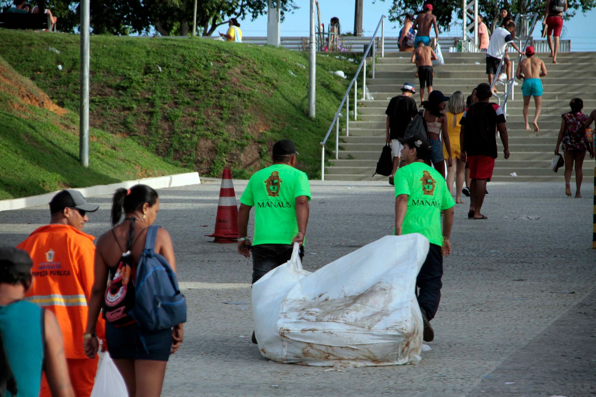 Prefeitura retira 100 toneladas de lixo após Réveillon 2020