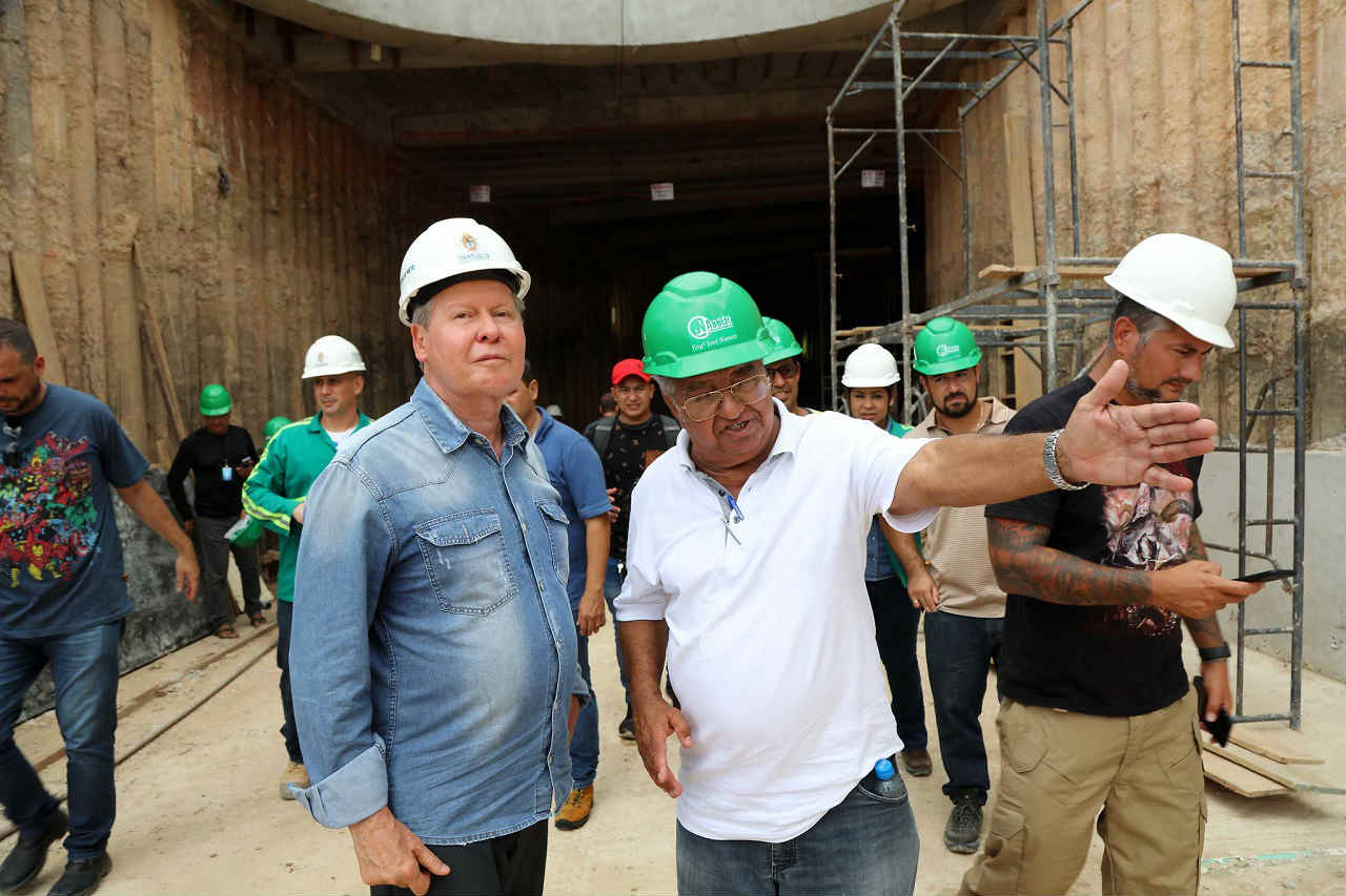 Arthur constata avanço das obras na Constantino Nery e Manoa