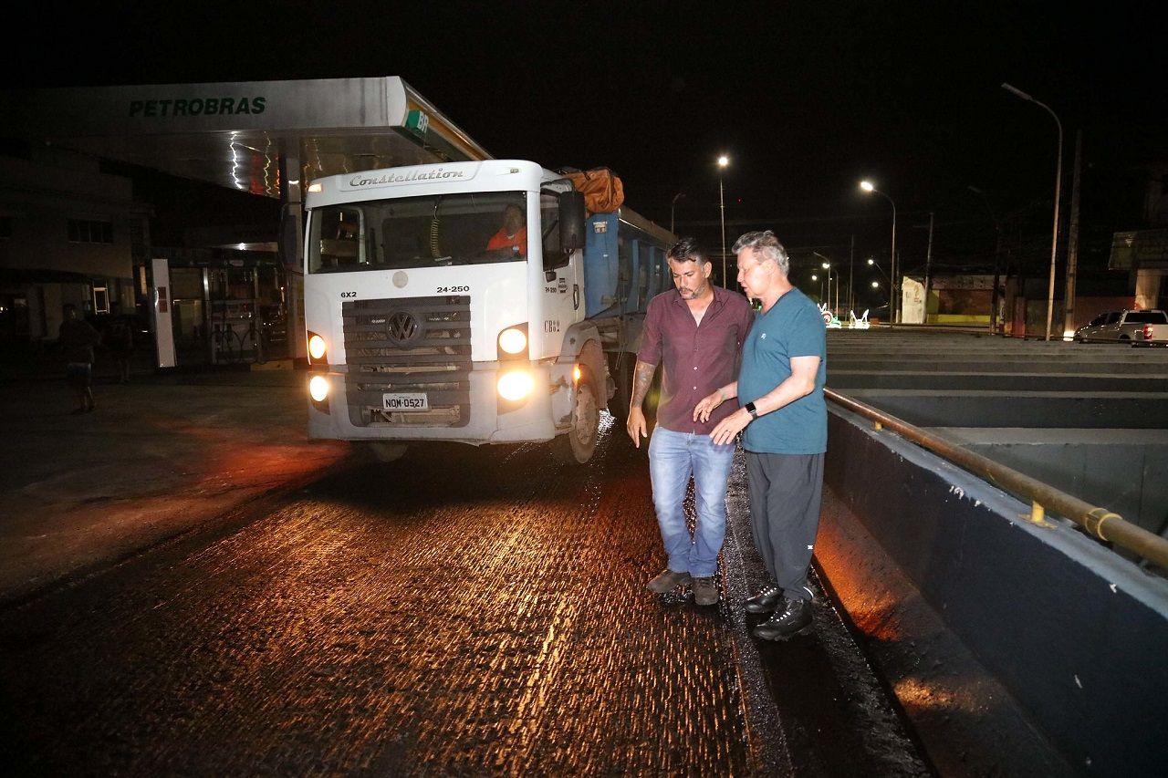 Arthur  vistoria recapeamento da Darcy Vargas durante a madrugada