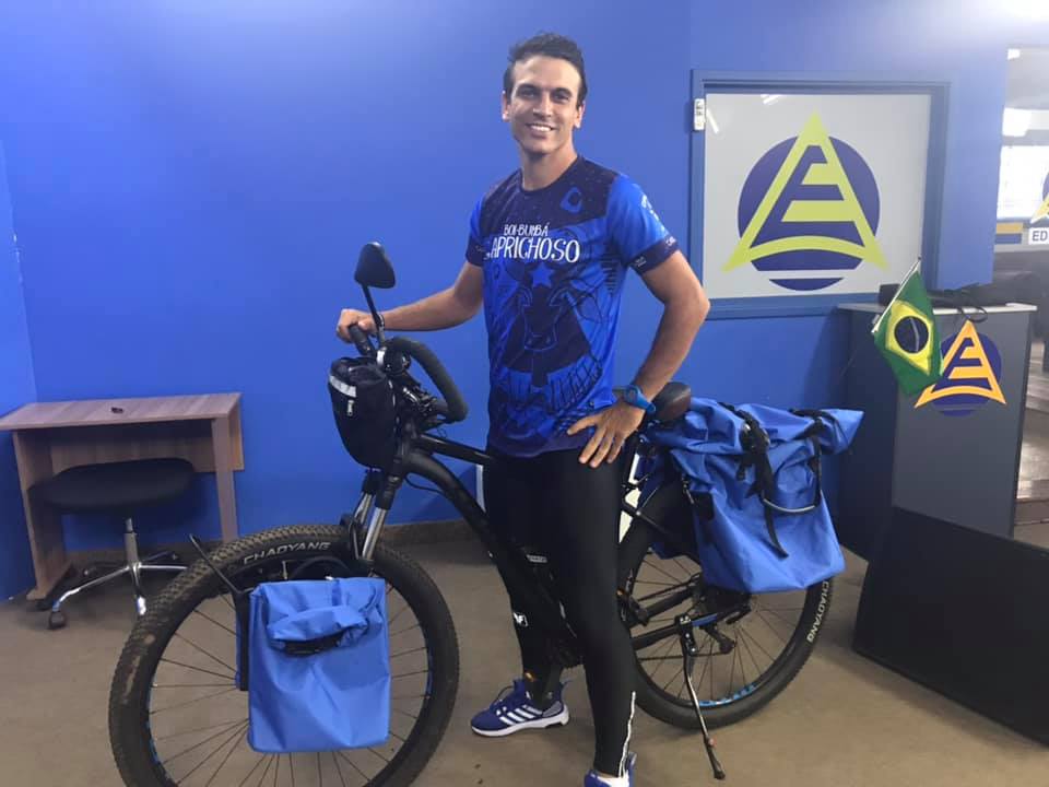 Engenheiro vem em bicicleta de SP para conhecer Parintins