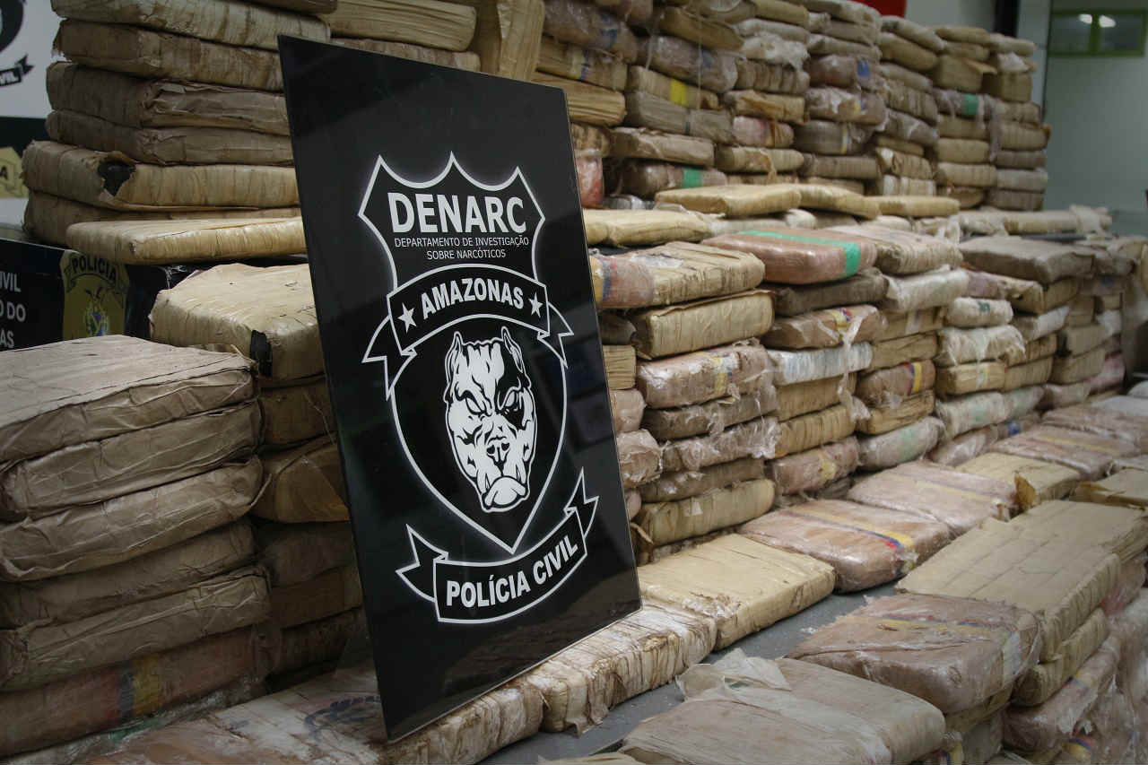 Trio é preso com 400 kg de maconha no bairro Flores