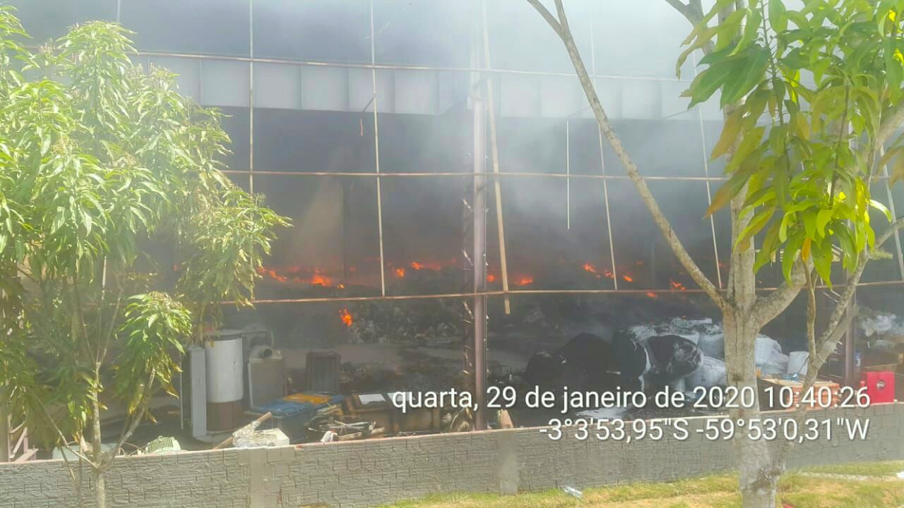 Usina de reciclagem é multada em R$ 1 milhão por incêndio no Puraquequara