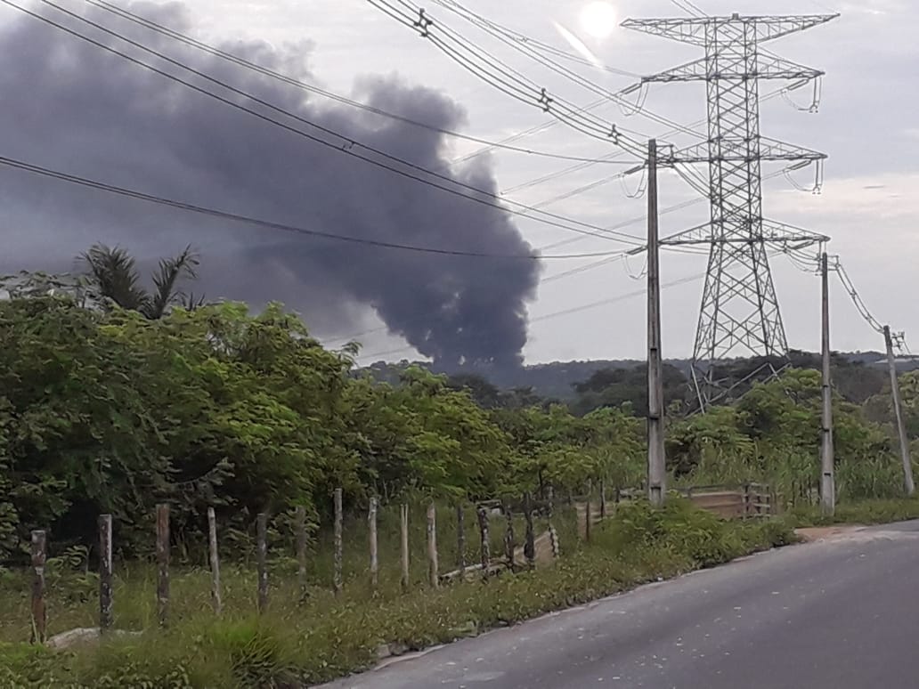 Incêndio atinge usina de reciclagem no Puraquequara