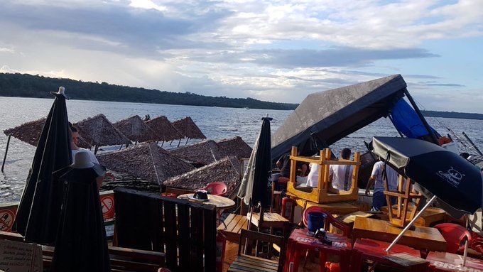 Estrutura do flutuante Abaré afunda em Manaus