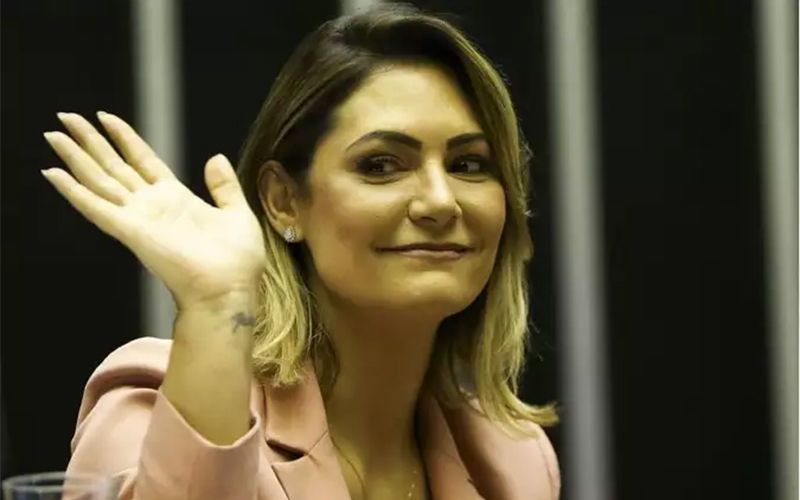 Michelle Bolsonaro realiza troca de silicone pela segunda vez