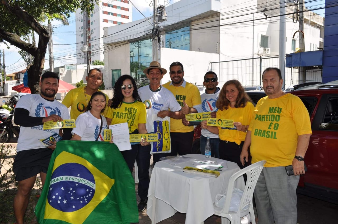 Apoiadores de Bolsonaro coletam assinaturas em Manaus para criação do 'Aliança pelo Brasil'