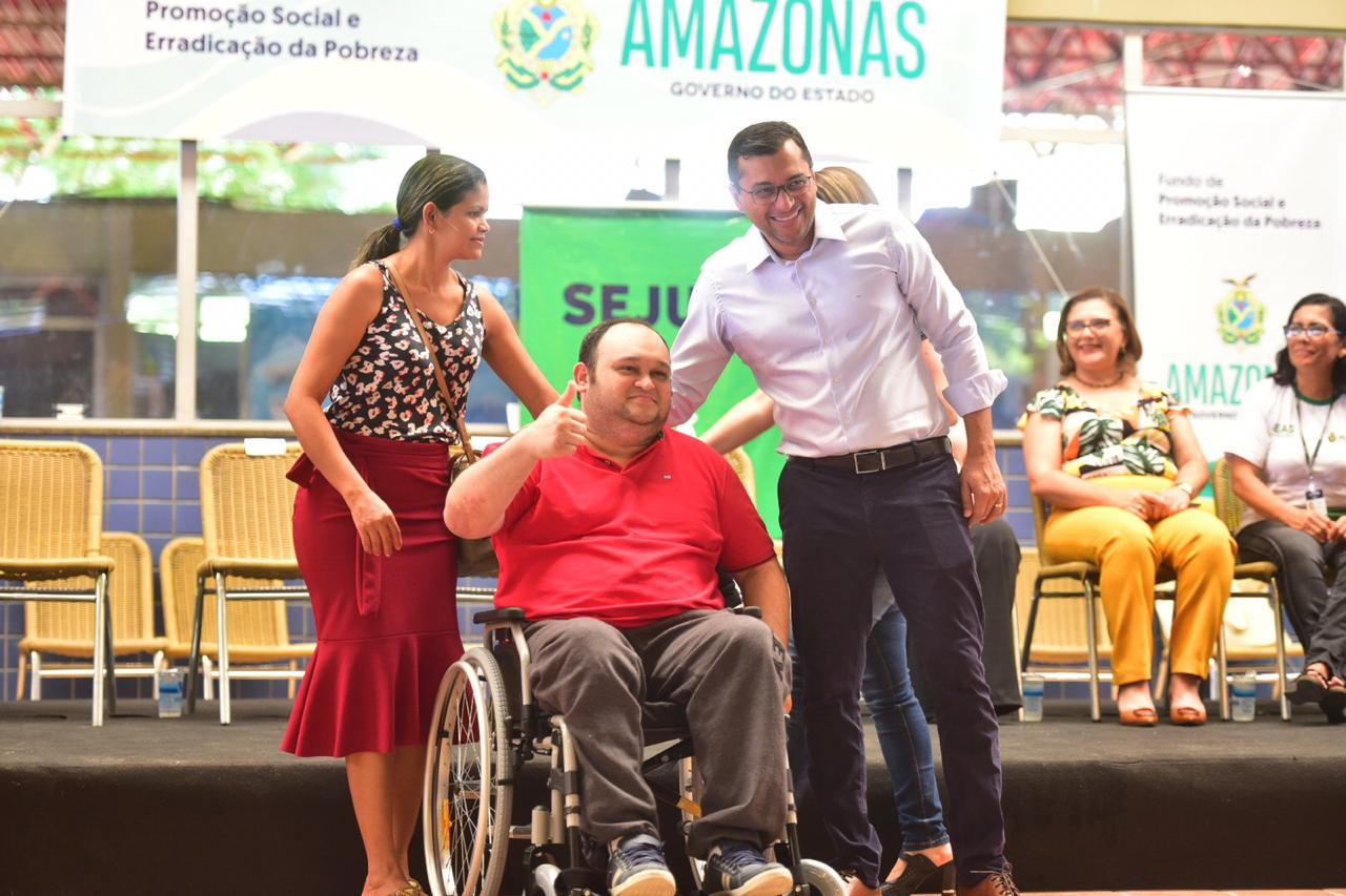 Wilson entrega 250 cadeiras de rodas e mais de R$ 600 mil em equipamentos e veículos para entidades sociais