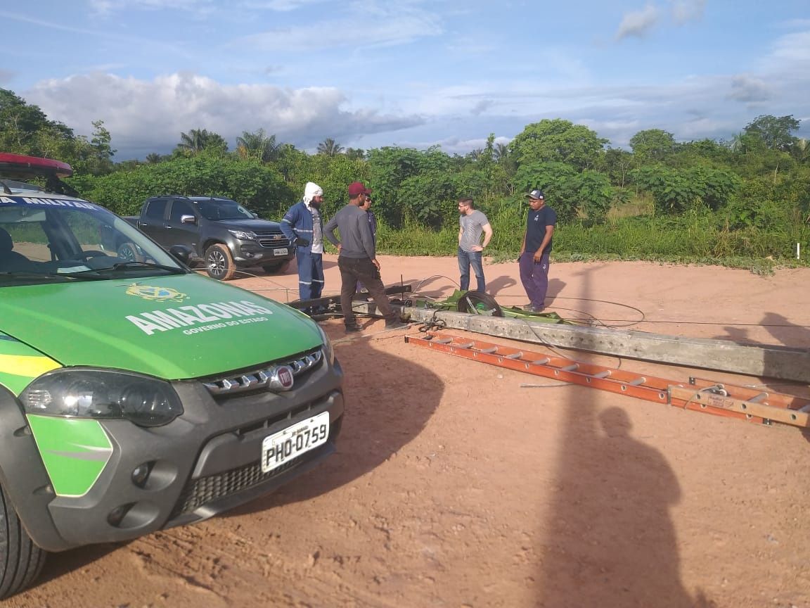 Técnico morre ao ser esmagado por poste na AM-070