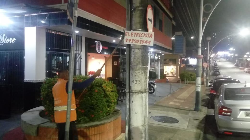 Operação retira 150 placas publicitárias irregulares no Vieiralves