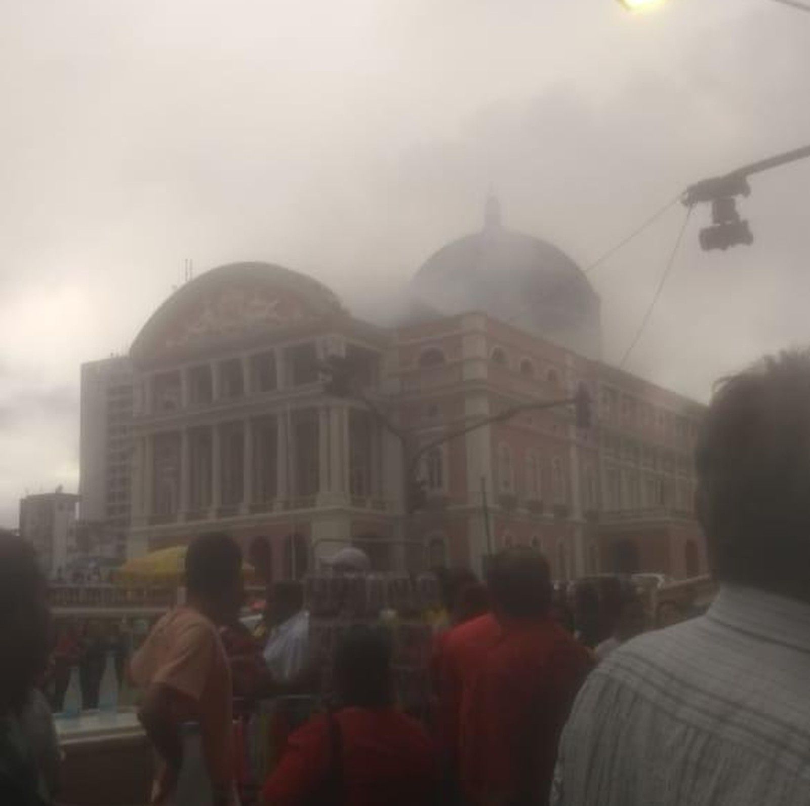 Fumaça no Teatro Amazonas assusta manauaras