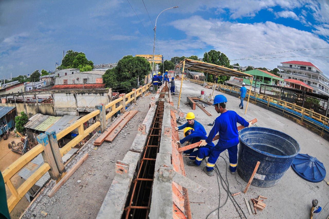 Recuperação da ponte do Educandos avança na parte superior da estrutura