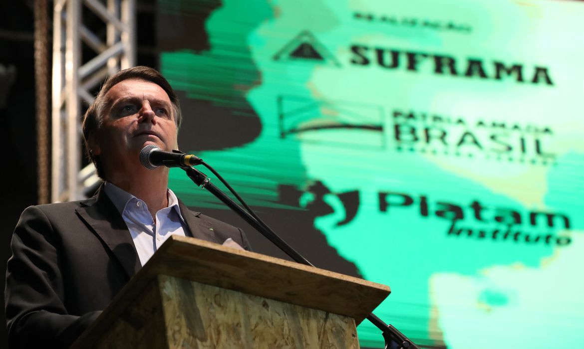 Bolsonaro assina decreto que dá 'golpe' fatal na Zona Franca; Omar quer ir ao STF