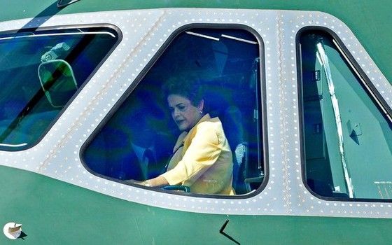 Dilma processará quem a fotografou dormindo em avião