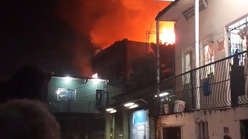 Incêndio destrói Esplanada da Compensa, em Manaus