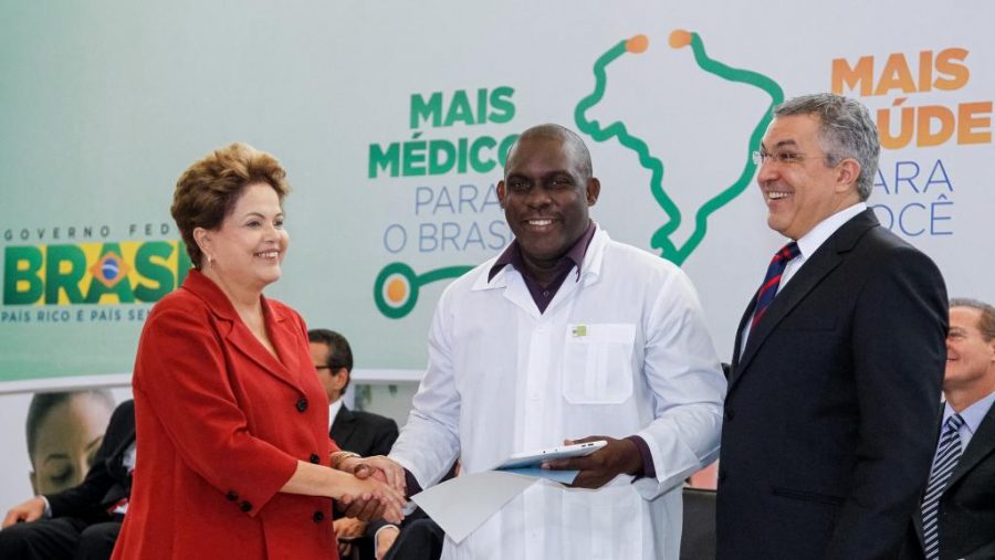 Sem conseguir contratar brasileiros, Bolsonaro vai readmitir cubanos no 'Mais Médicos'