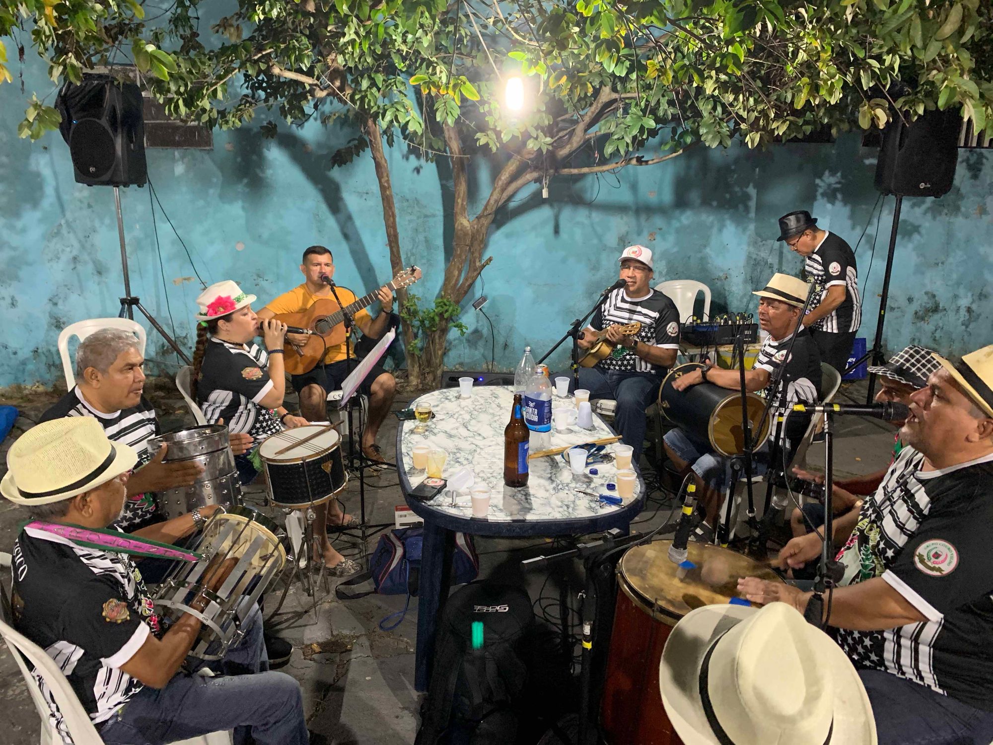 No 'Couro Velho' da Praça 14 de Janeiro, o samba nem agoniza e nem morre