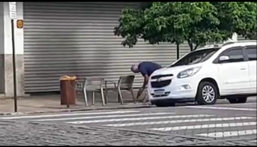 Homem serra bancos públicos no Centro de Manaus