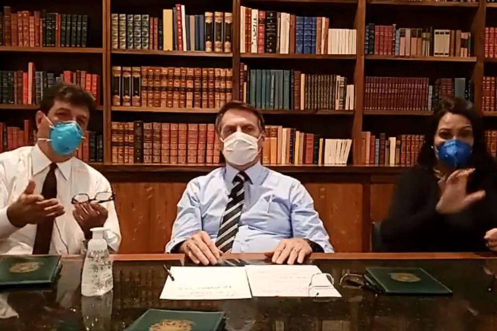 Bolsonaro faz live de máscara e pede suspensão de manifestações