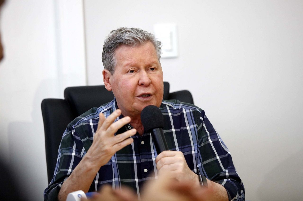 Arthur assegura salários e anuncia corte de R$ 500 milhões