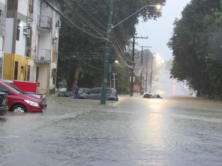 Forte chuva causa alagamentos em Manaus
