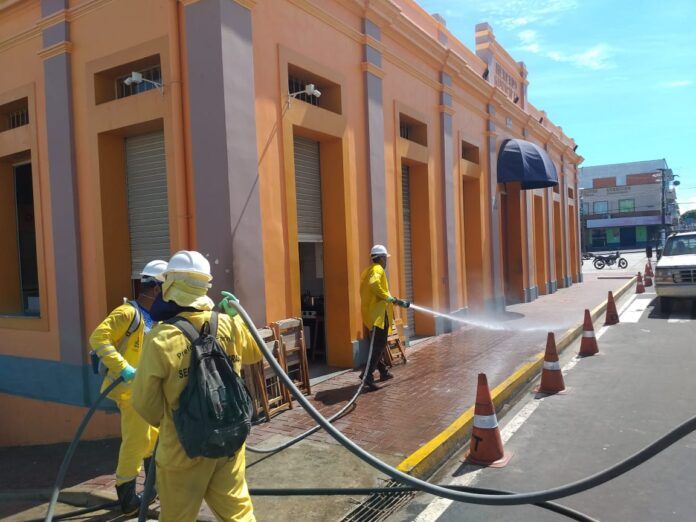 Em Parintins, espaços públicos são higienizados contra o coronavírus