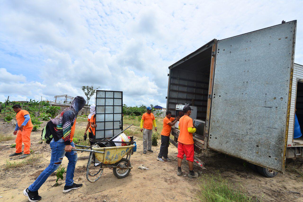 Famílias do Monte Horebe recebem apoio de transporte para mudanças