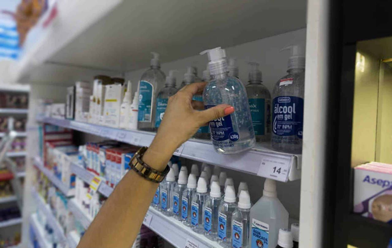 Procon fiscaliza preços de álcool em gel e máscaras em Manaus
