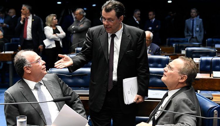 Votação de projeto que aumenta salário mínimo fica pra depois