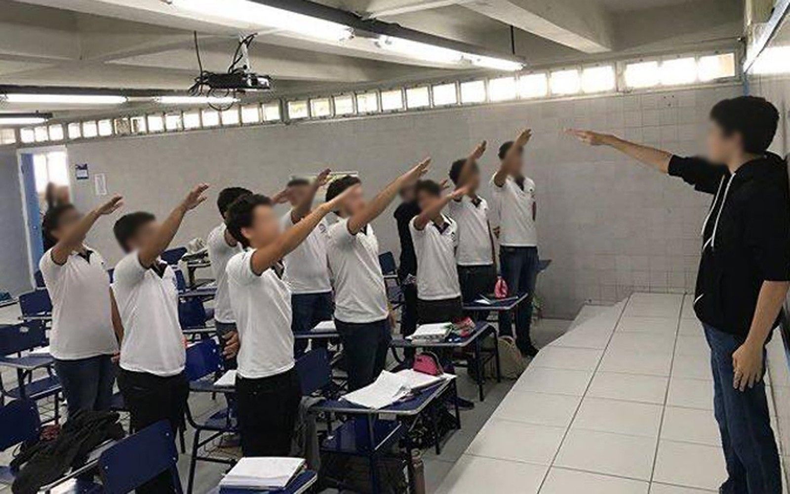 Jovens fazem saudação nazista em sala de aula e são suspensos