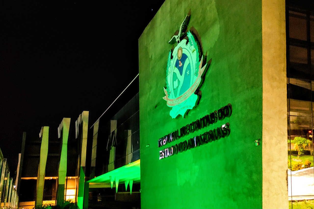 TCE-AM ilumina fachada em homenagem aos profissionais de saúde