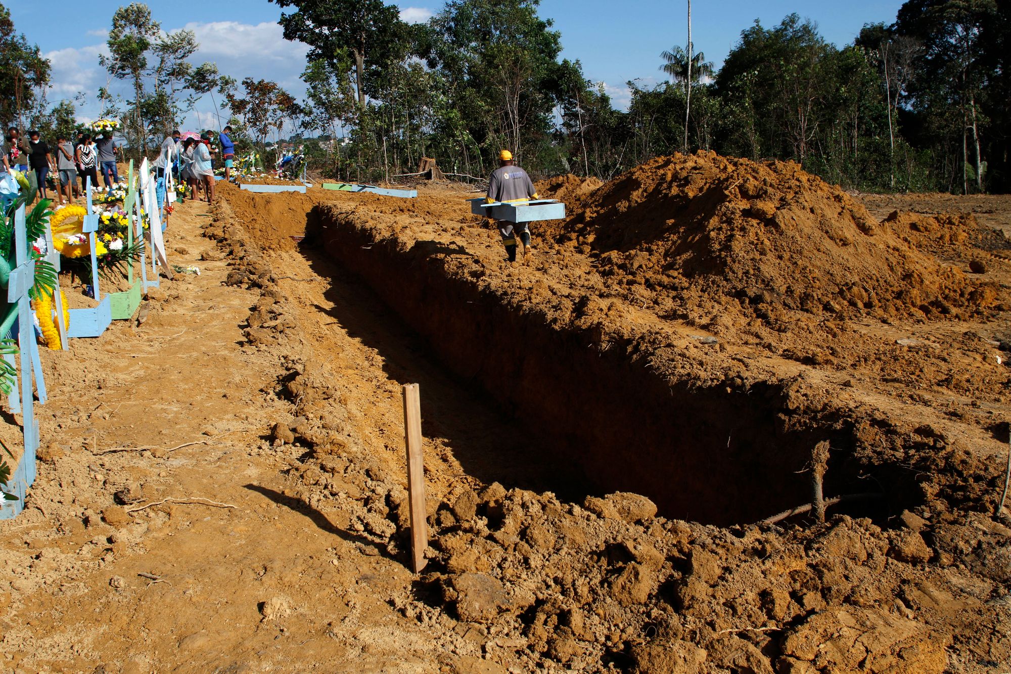 Enterros coletivos já são realidade em Manaus