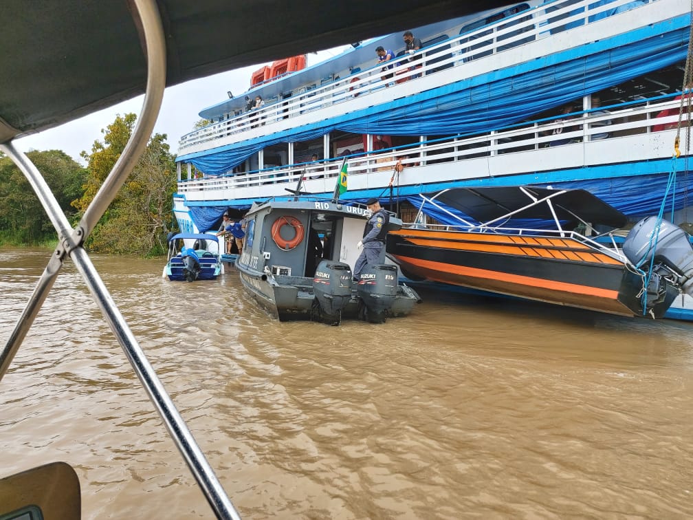 Polícia flagra barco que fazia transporte ilegal de passageiros em Tefé