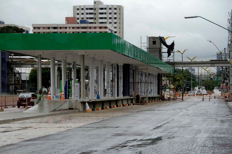 Trânsito na Constantino Nery é liberado com avanço de obra