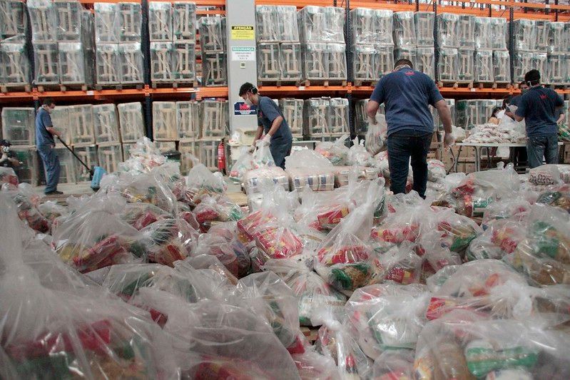 Funcionário terceirizado é flagrado desviando kits de merenda escolar em Manaus