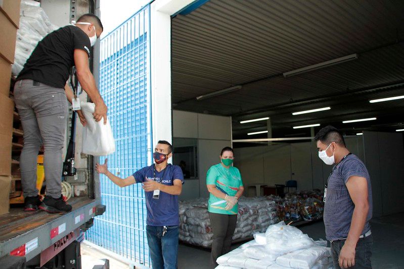 Riachuelo doa 25 mil peças de roupas à Prefeitura de Manaus