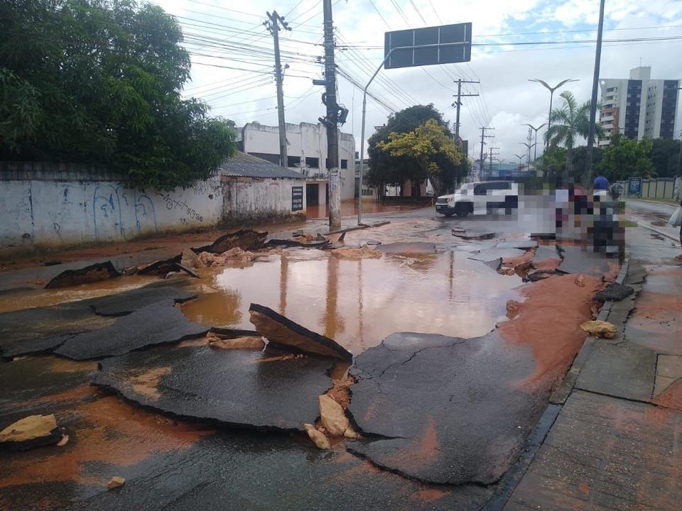 Adutora rompe em Manaus e deixa ruas alagadas
